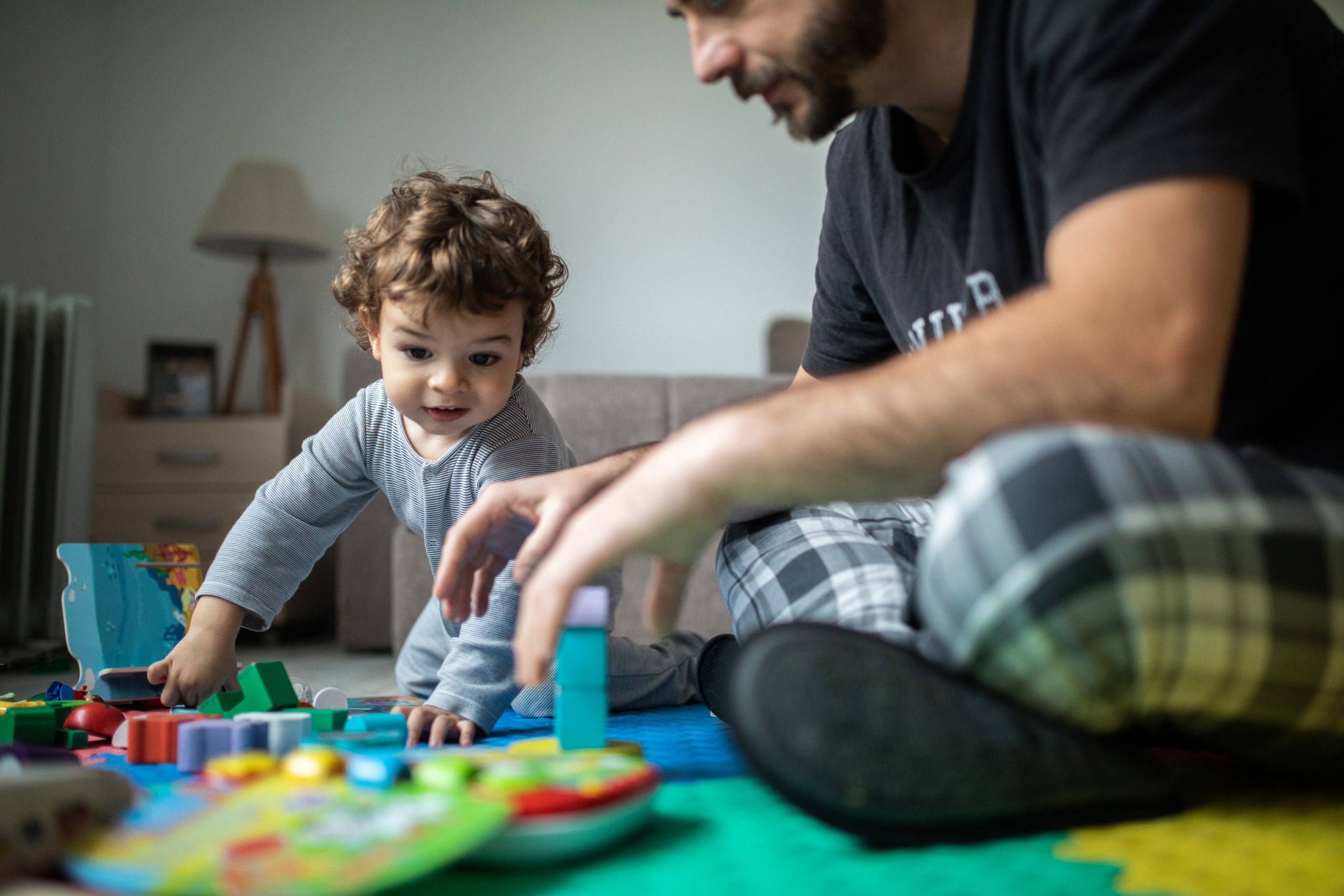 Vater mit Sohn beim Spielen