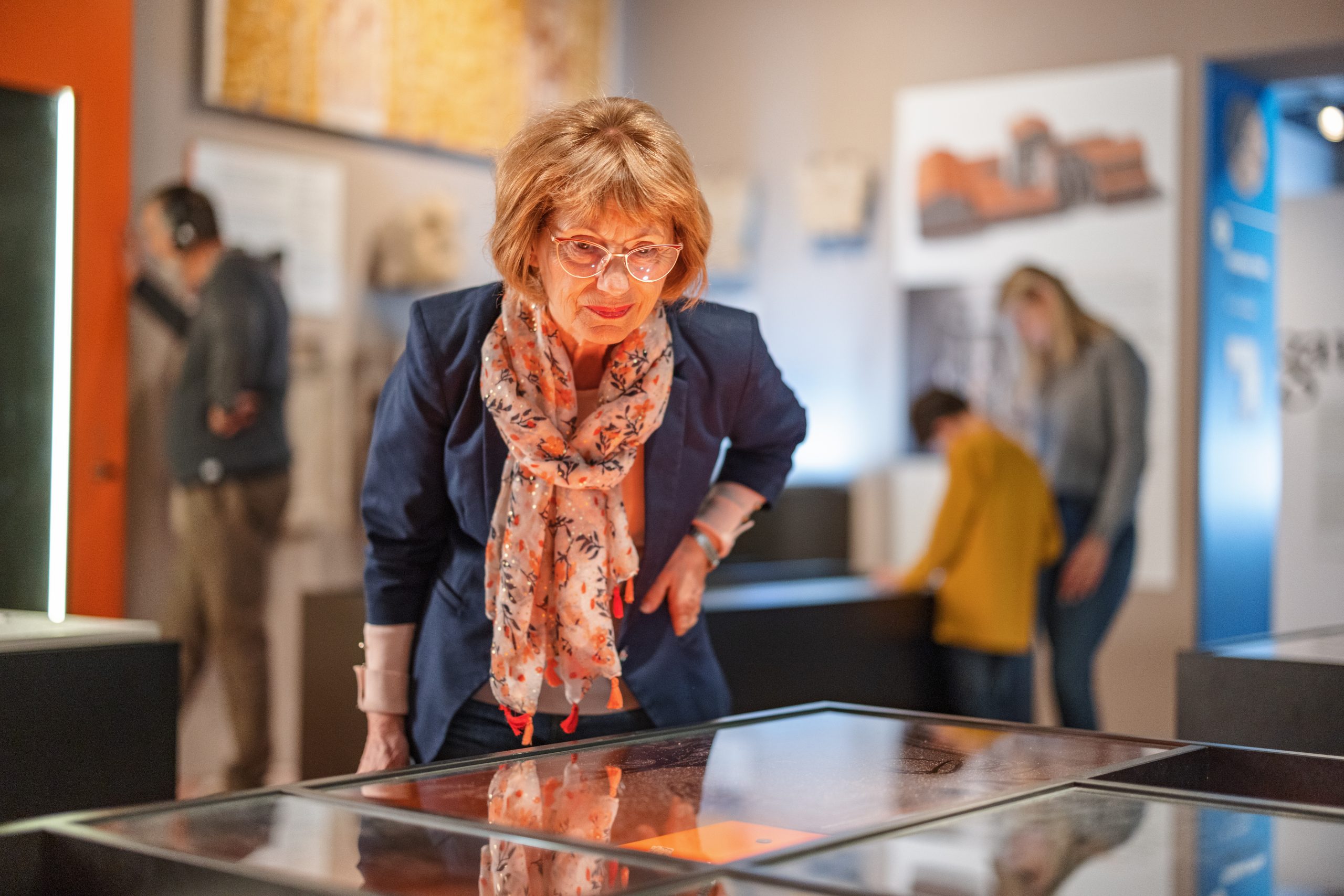 ältere Dame im Museum