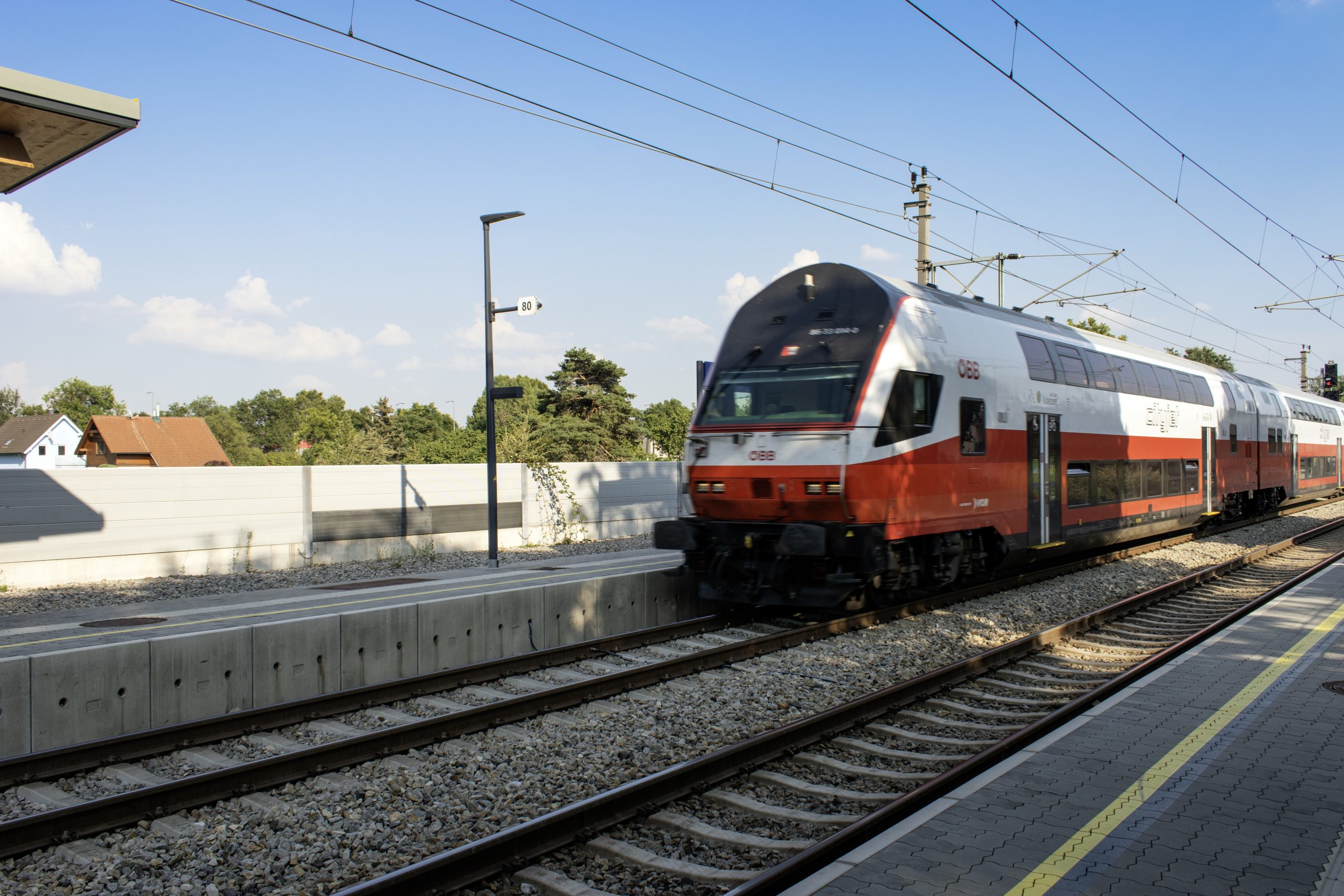 Zug fährt in Banhof ein