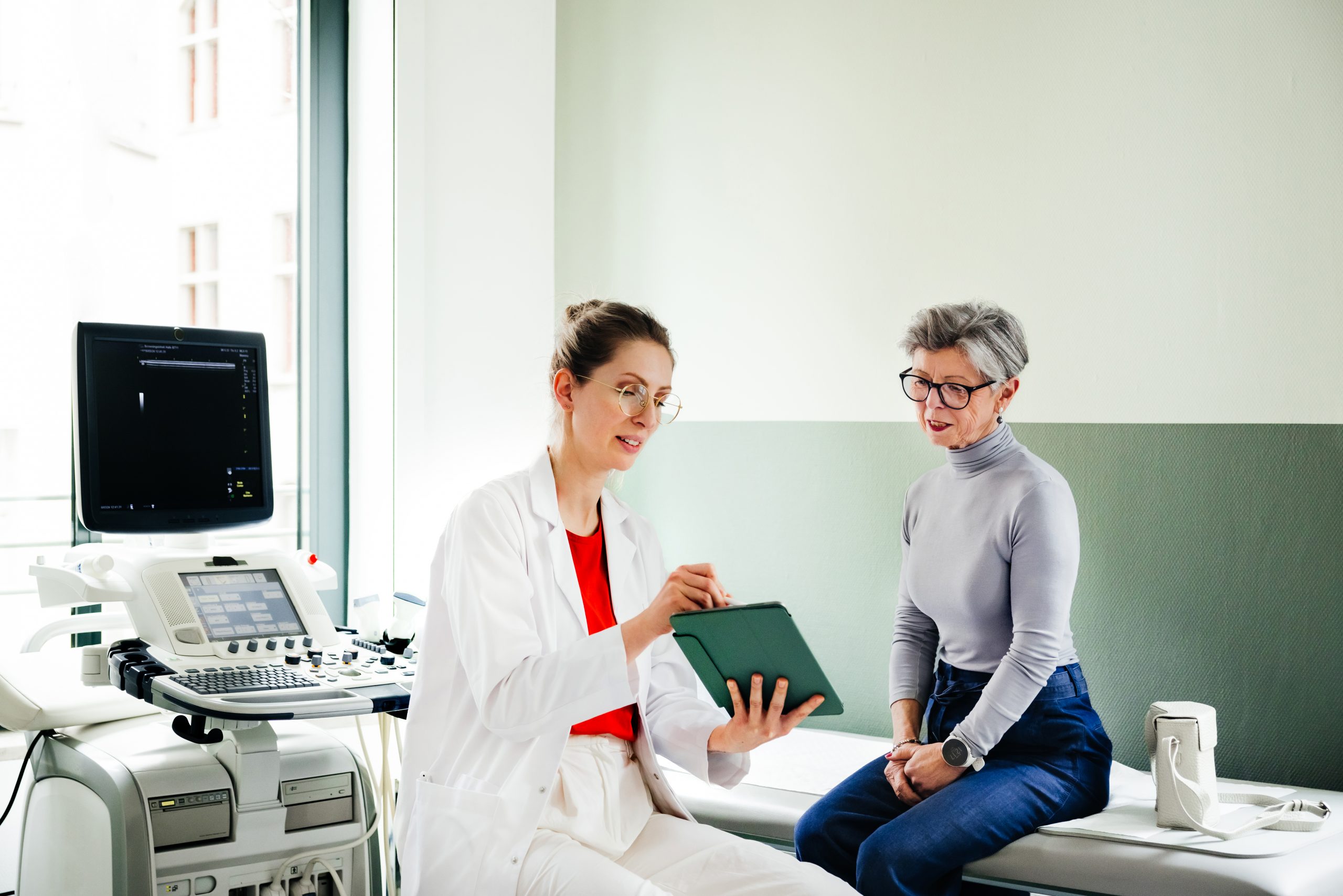 Frau bei der Untersuchung beim Doktor